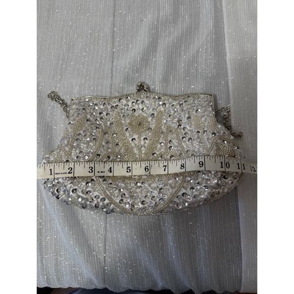 SILVER AND WHITE BEADED CLUTCH WITH CHAIN - Picture 4 of 5